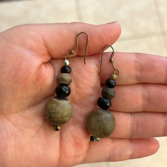 Boho wood beads dangly earrings - Picture 4 of 4